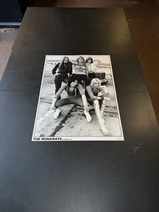 Poster Gruppo The Runaways 23 X 33 (Joan Jett Lita Ford) - Foto 1 di 11