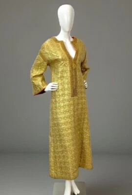 Bata de caftán metálica dorada Edie Gladstone de colección con forro de seda roja mangas de campana Foto 1 de 4