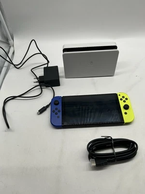 Nintendo Switch OLED- Guter zustand bis auf eine macke LESEN - Bild 1 von 4