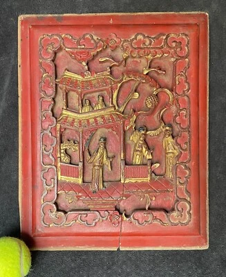 Panneau bois laqué rouge et dorure, décor personnages maison nuages Chine XIXe - Photo 1/4