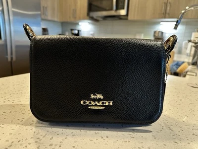 Bandolera Coach de cuero negro con herrajes dorados. ¡Buen estado general! Foto 1 de 4