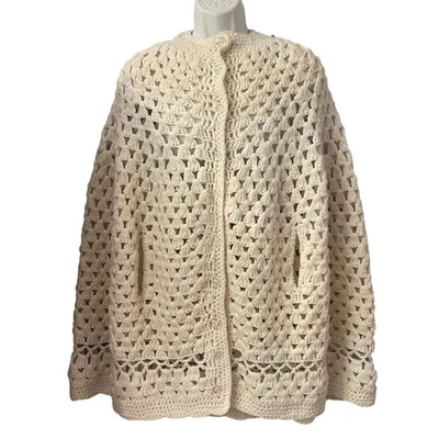 Poncho delantero vintage años 70 ganchillo a mano blanco botón con aberturas para manos Foto 1 de 3