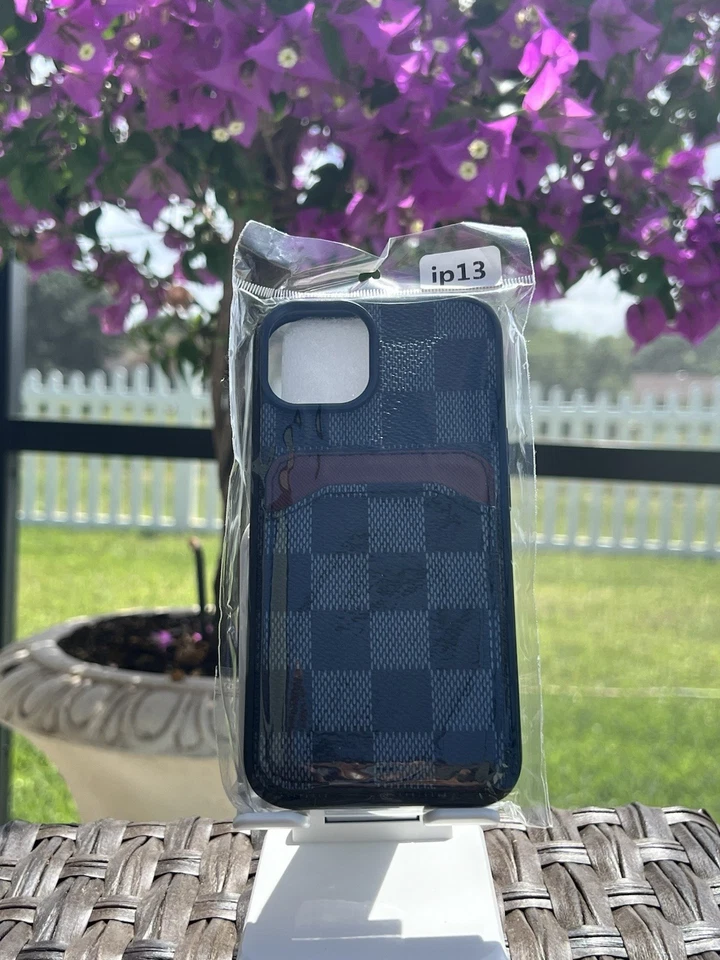 Luxurious Outlet Designer Black Unisex Signature Fitted Case iPhone 13 ! - Image 1 of 1