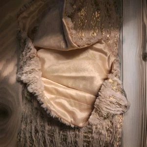 Nordstrom Rack hell hellrosa taupe/gold Glitzer Kunstfell Überwurf 50" x 60" gebraucht, in einwandfreiem Zustand - Bild 1 von 5