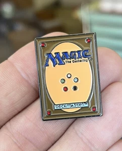 Magic The Gathering esmalte pin retro años 90 juego de cartas sombrero bolsa de solapa RPG Deckmaster - Imagen 1 de 2