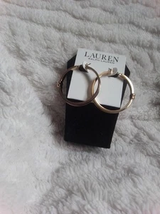 Orecchini a cerchio Ralph Lauren tono oro pelle marrone logo 35 mm $48 nuovi - Foto 1 di 2