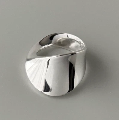 Modern Georg Jensen Sterling Silver Möbius Ring # 148. Vivianna Torun. US 5.25 Foto 1 de 4