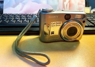 Sony Cyber-shot DSC-S60 4.1MP Digital Camera - Silver - Image 1 of 4