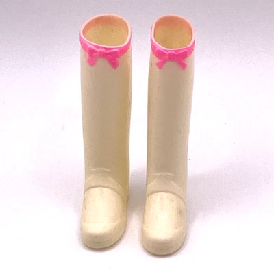 Винтажные белые дождевые сапоги 1960-х Barbie FRANCIE с розовым бантом и отделкой - Изображение 1 из 4