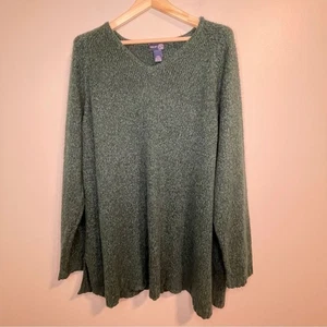 Elegant Cozy Forest Green V-Neck Sweater - Picture 1 of 5
