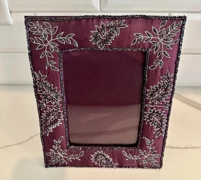 Pier 1 импорт? Фиолетовая и серебристая тканевая рамка для картин с бисером с цветочным рисунком 5x7 - Изображение 1 из 2