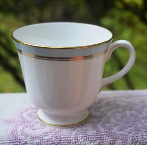 VINTAGE 1982 ROYAL WORCESTER FINE BONE CHINA SKY BLAU & GOLD KAFFEE-/TEETASSE - Bild 1 von 3