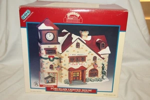 LEMAX JUKEBOX JUNCTION PINE VALLEY TOWN HALL PORZELLAN BELEUCHTETES HAUS 85319 1998 - Bild 1 von 11