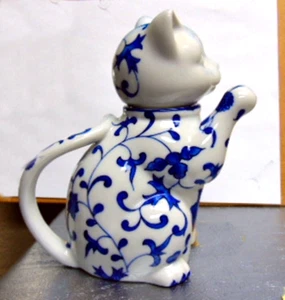 White & Blue Floral - Katze Milchkännchen mit erhöhter Pfote - Porzellan - Bild 1 von 4