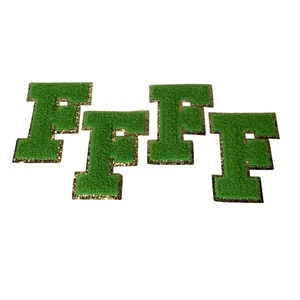Paquete de 4 letras "F" verdes bordadas en tela cosidas o planchadas de 3" con adornos dorados - Imagen 1 de 3