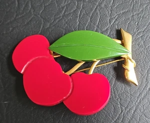 Vintage Three Cherries VALENTINO Brooch - Made In Italy - Bakelite - Picture 1 of 6