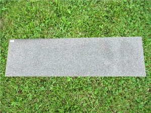 Marcador de césped doble de granito gris espectro DGM-25 - Imagen 1 de 2