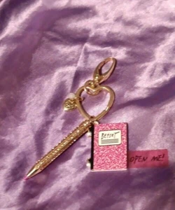 Betsey Johnson Charm Key Ring Clip Notebook & Pencil Crystal Gold Tone - Bild 1 von 1