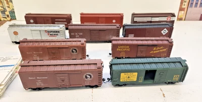 #98 lot of 10 HO  40' box cars w/ car cards - Image 1 of 4