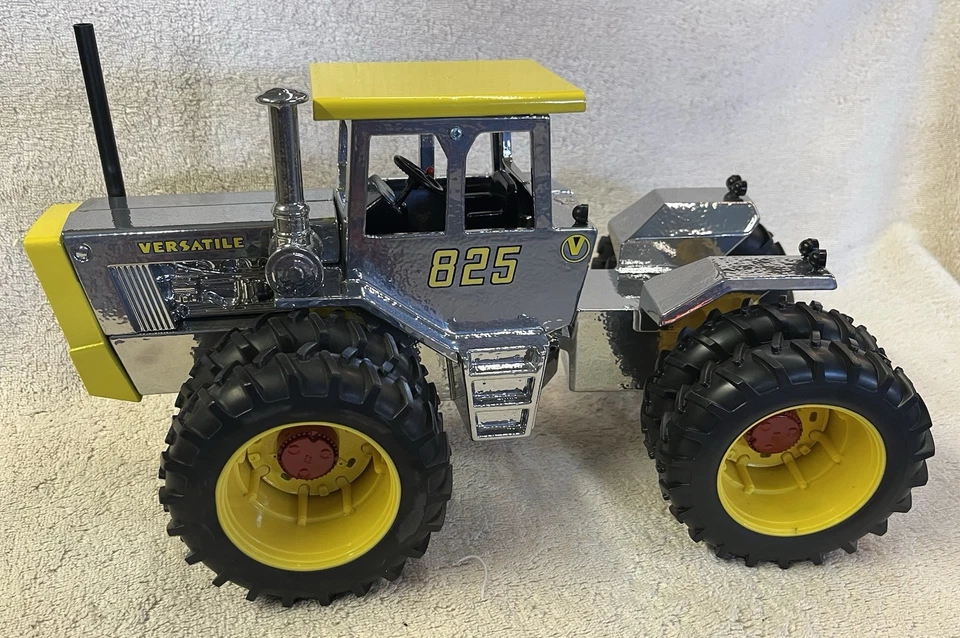 versatile toy tractor 1/16 Custom Chrome 825 - Image 1 of 4