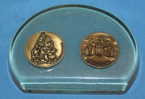 Raro 1975 y 1976 Disneyland moneda de bronce medallones encerrados en Lucite - Imagen 1 de 2
