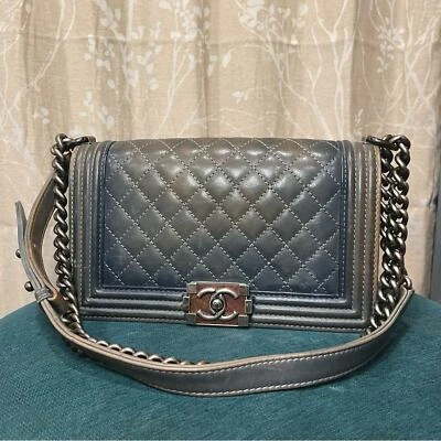 Chanel | Bolso con solapa de niño de piel de becerro gris descolorido mediano Foto 1 de 4
