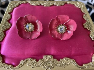 Betsey Johnson Vintage Secret Garden Rose Medium Pink Flower Crystal Earrings - Bild 1 von 3