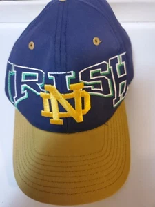 Gorra de Colección Notre Dame Fighting Irish Sombrero Gorra Azul Amarillo Verde Snap con Licencia Oficial - Imagen 1 de 5