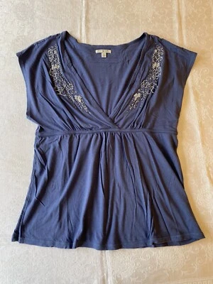 Blusa American Eagle roxa frisada gola V baixa manga curta tamanho XL - Imagem 1 de 4