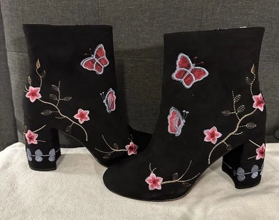 Botas Nanette Lepore - Corte Bajo, Tacón Grueso - Mariposa Lilly - Talla 9 Foto 1 de 4