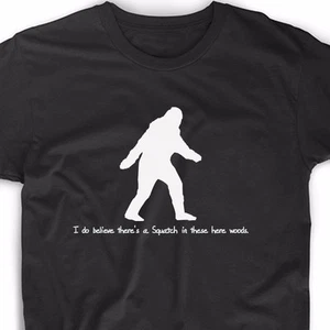 T-Shirt Squatch In These Woods lustig Geek Emo Nerd Bigfoot Sasquatch Retro T-Shirt - Bild 1 von 1