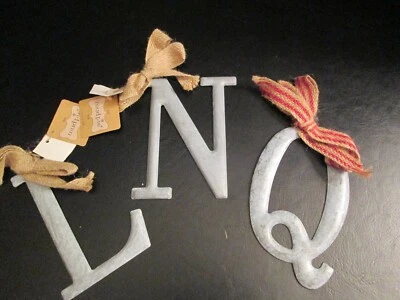 Ornamento inicial de hojalata de Mud Pie, gris pizarra, 5", letras L, N o Q, nuevo con etiquetas Foto 1 de 4