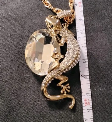 Collar colgante grande llamativo lagarto sobre piedra de vidrio ovalado Foto 1 de 4