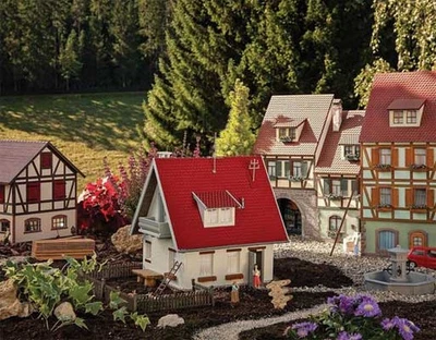 Pola 331092 G Scale Detached House -- Kit - 34.3 x 29.5 x 40.2cm - Image 1 of 3