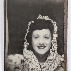 Fotomatón Vintage Hermosa Mujer Usando Encaje Crochet Gorro Piel Moda Foto - Imagen 1 de 5