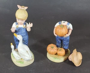 Homco #1502 DÍAS DENIM "Niña con gansos" y "Niño con calabazas" Juego de 2 figuras - Imagen 1 de 9