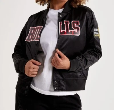 Chaqueta de satén Pro Standard Chicago Bulls para mujer talla pequeña Foto 1 de 3