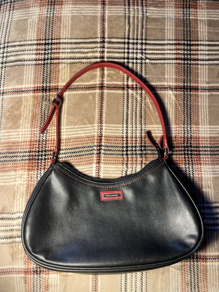 Bolsa de ombro de couro preta com alça ajustável NINE & COMPANY - Imagem 1 de 4