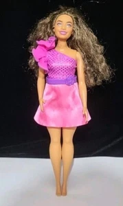 Barbie Fashionistas Doll 225 Curvy Brown Curls - Picture 1 of 6