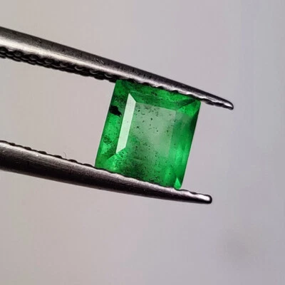 0.86 CT - Natural Zambian Emerald Good Luster Green Square Cut - 5618 - Image 1 of 2