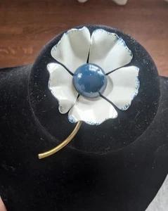 Vintage Brooch Flower White W/Navy Blue Center Enamel Retro Mod 60's Hippy - Picture 1 of 5