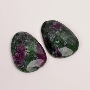 Coppia di pietre preziose sfaccettate fantasia zoisite 63 ct. 31x22x5 mm multicolore opaco - Foto 1 di 5