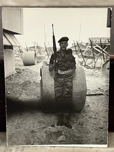 Vietnam US Army 5th Special Forces Soldat mit Gewehr Foto - Tigerstreifen Barett - Bild 1 von 7