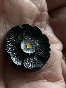 VINTAGE X8 BLACK FLOWER BUTTONS PAINTED WHITE YELLOW CENTRES EARLY PLASTIC 0.75" - Picture 1 of 10