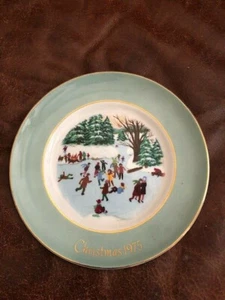 PIATTO VINTAGE AVON WEDGEWOOD NATALE DA COLLEZIONE 1975 PATTINATORI SULLO STAGNO - Foto 1 di 5