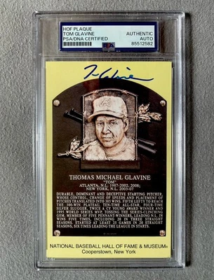 ATLANTA BRAVES- TOM GLAVINE AUTOGRAPH HALL OF FAME PLAQUE CARD PSA SLAB COA 582 - Image 1 of 2