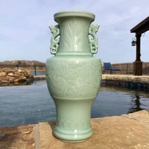 Seladon Vase 13" Drachenohren geprägt floral groß hellgrün Vintage - Bild 1 von 14