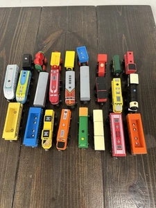 25 treni e auto magnetici in legno mix di Battat, Brio, Circo e altri - Foto 1 di 7
