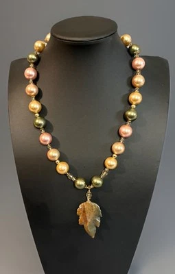 Collar Artesanal 14k GF Cierre Cuentas Tallado Piedra Hoja Colgante Imitación Perla Foto 1 de 4