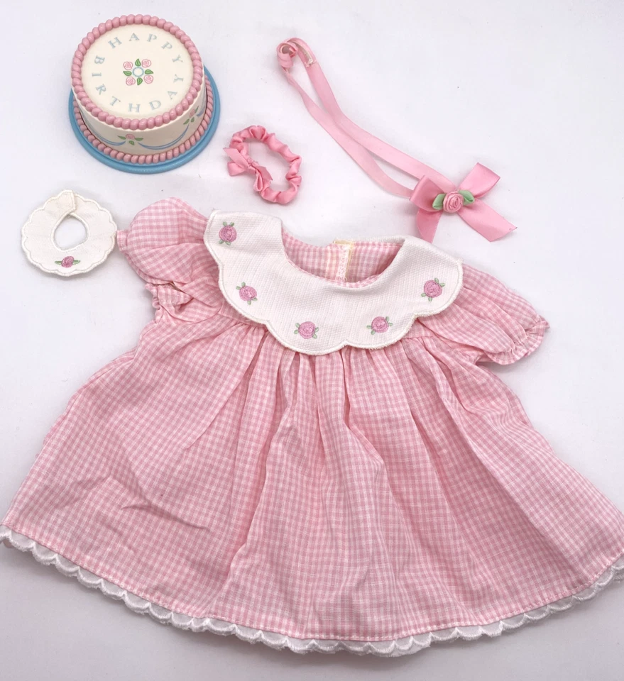 Conjunto de CUMPLEAÑOS American Girl Vestido Diadema Oso Babero Pastel Giros Sin Música Foto 1 de 4